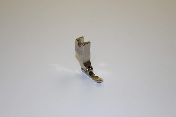 Piciorus ingust de aplicat fermoar doar pe dreapta