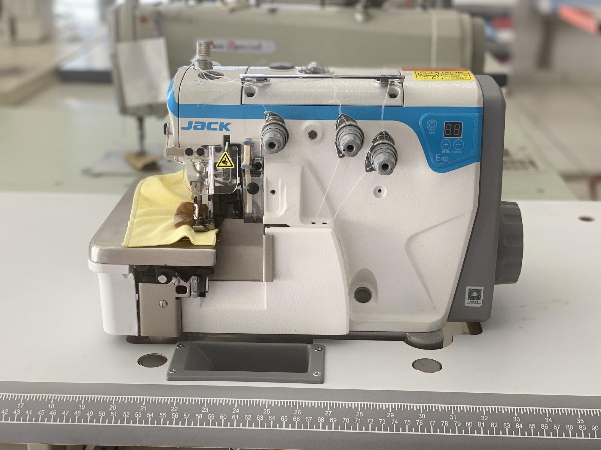 Masina de surfilat Jack E4S-04-M03/333, 2 ace si 4 fire