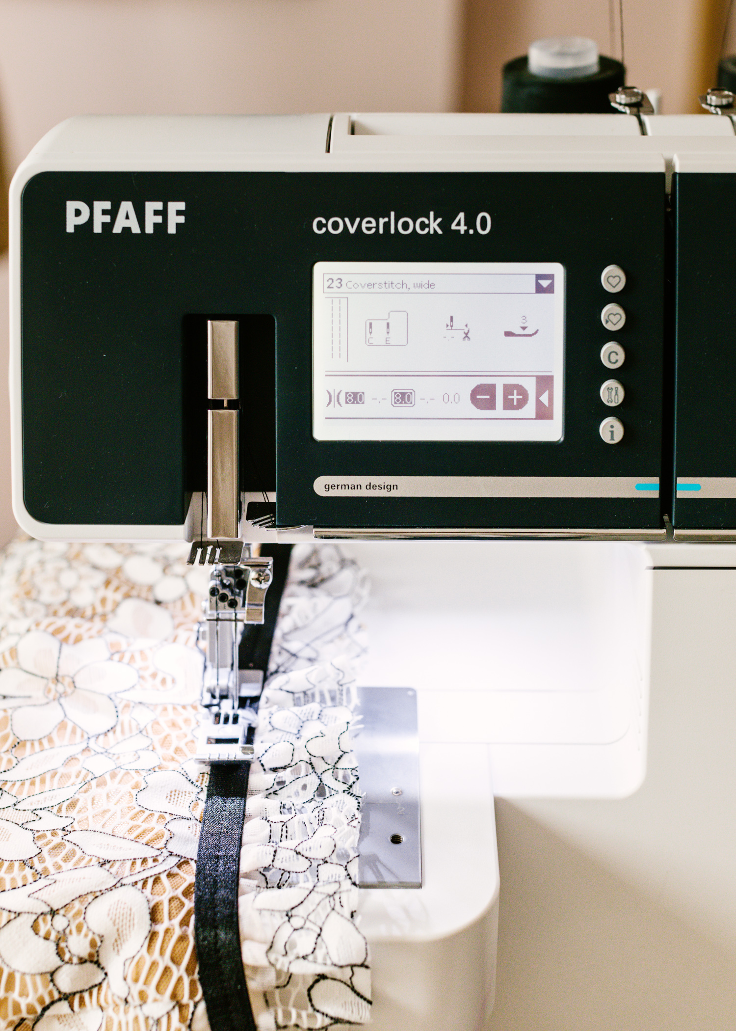 Masina de surfilat si acoperire Pfaff Coverlock 4.0