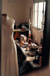 masina cusut in atelier