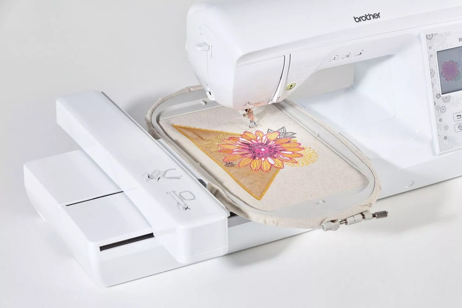 Masina de brodat Brother Innov-is 880E