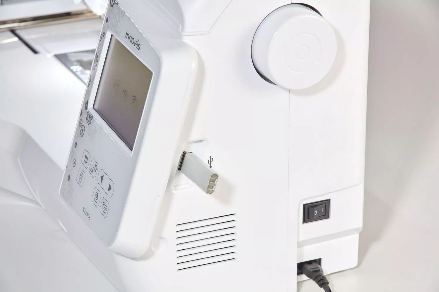 Masina de brodat Brother Innov-is 880E